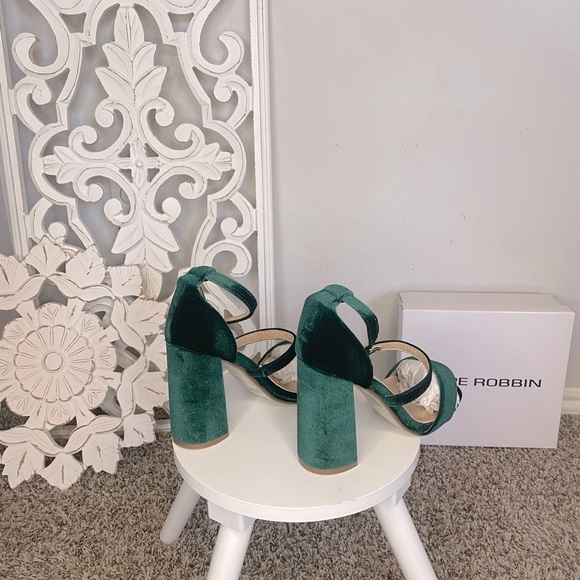 BRAND NEW IN BOX. Emerald green Velvet, nonslip base, leather insole 4 inch! - Picture 5 of 13